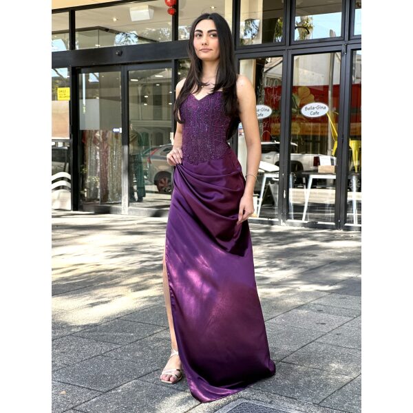 Y735 – QYN Lilian Luciana Grape Gown